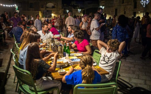 obrazek przedstawia włoską rodzinę jedzącą kolację na mieście