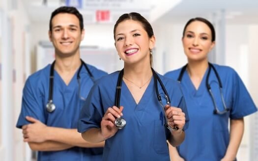 Opieka medyczna dla cudzoziemców – jakie są prawa Polaków