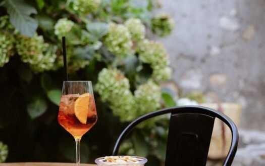 Włoski rytuał aperitivo – jak wygląda i gdzie się odbywa