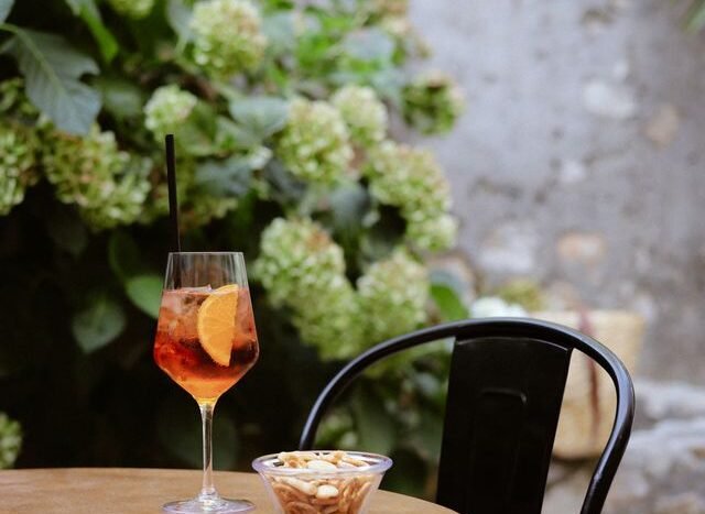 Włoski rytuał aperitivo – jak wygląda i gdzie się odbywa